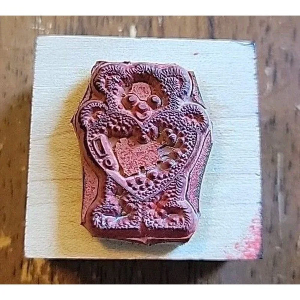 Rubber Stamp - Standing Teddy Bear w/ Heart - Hero Arts  - B415 - 1991